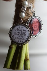 picture of dad on brides bouquet